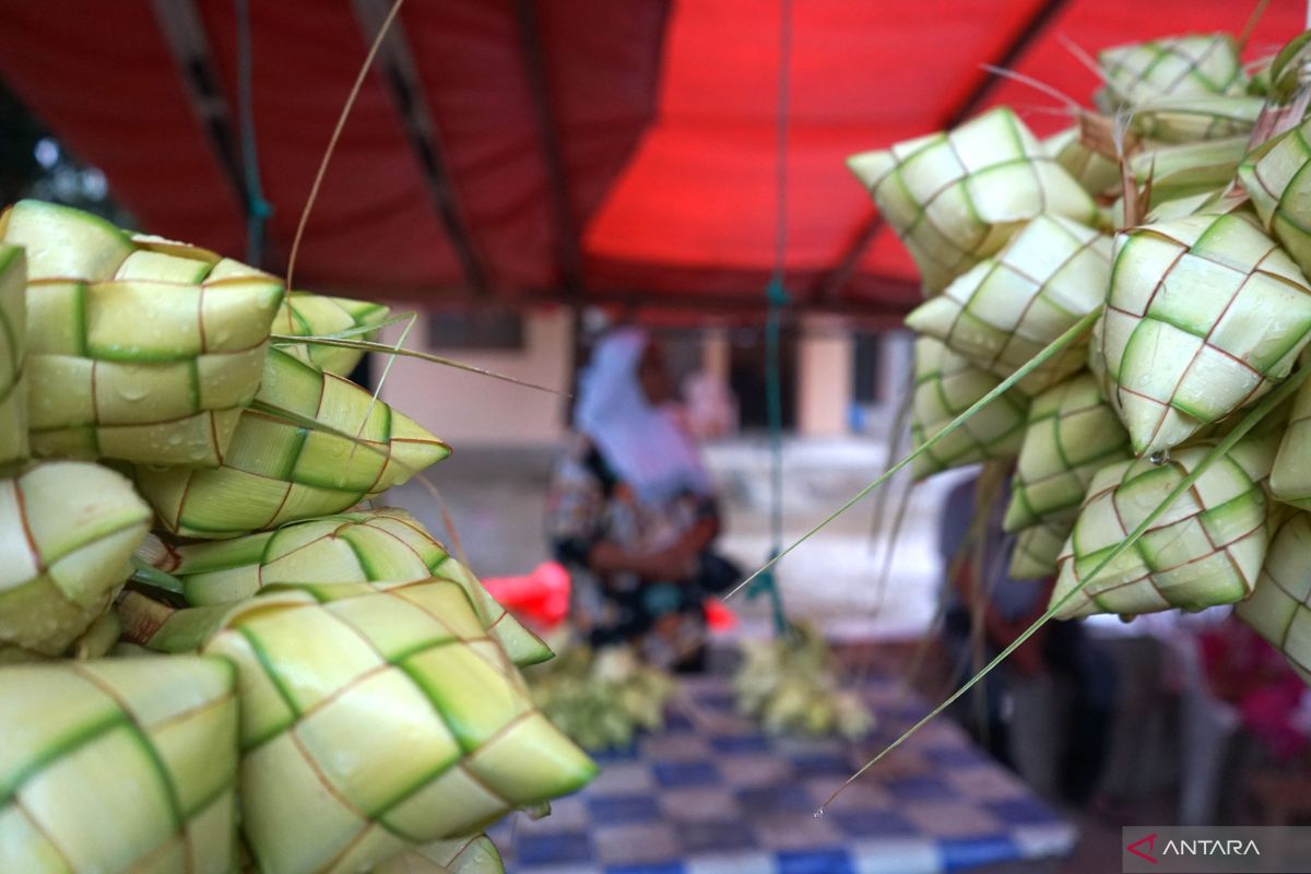 Warga Gorontalo mulai memasak menu khas tradisi Lebaran Ketupat