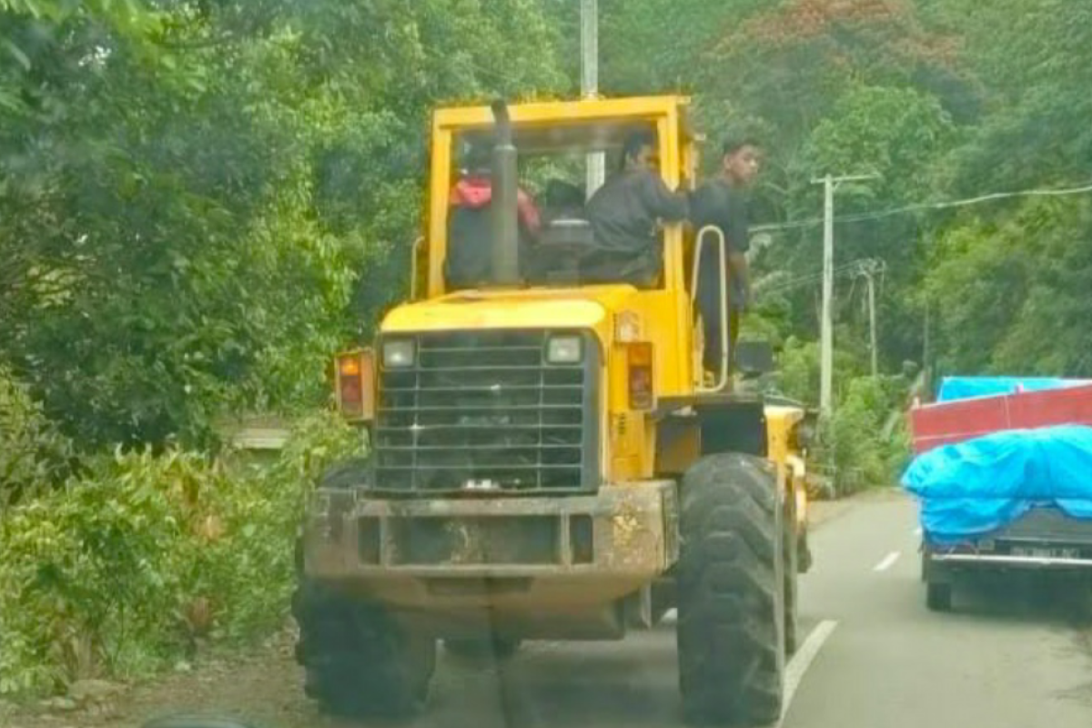 Bupati kirim alat berat bersihkan longsor di jalan poros Sinjai-Malino