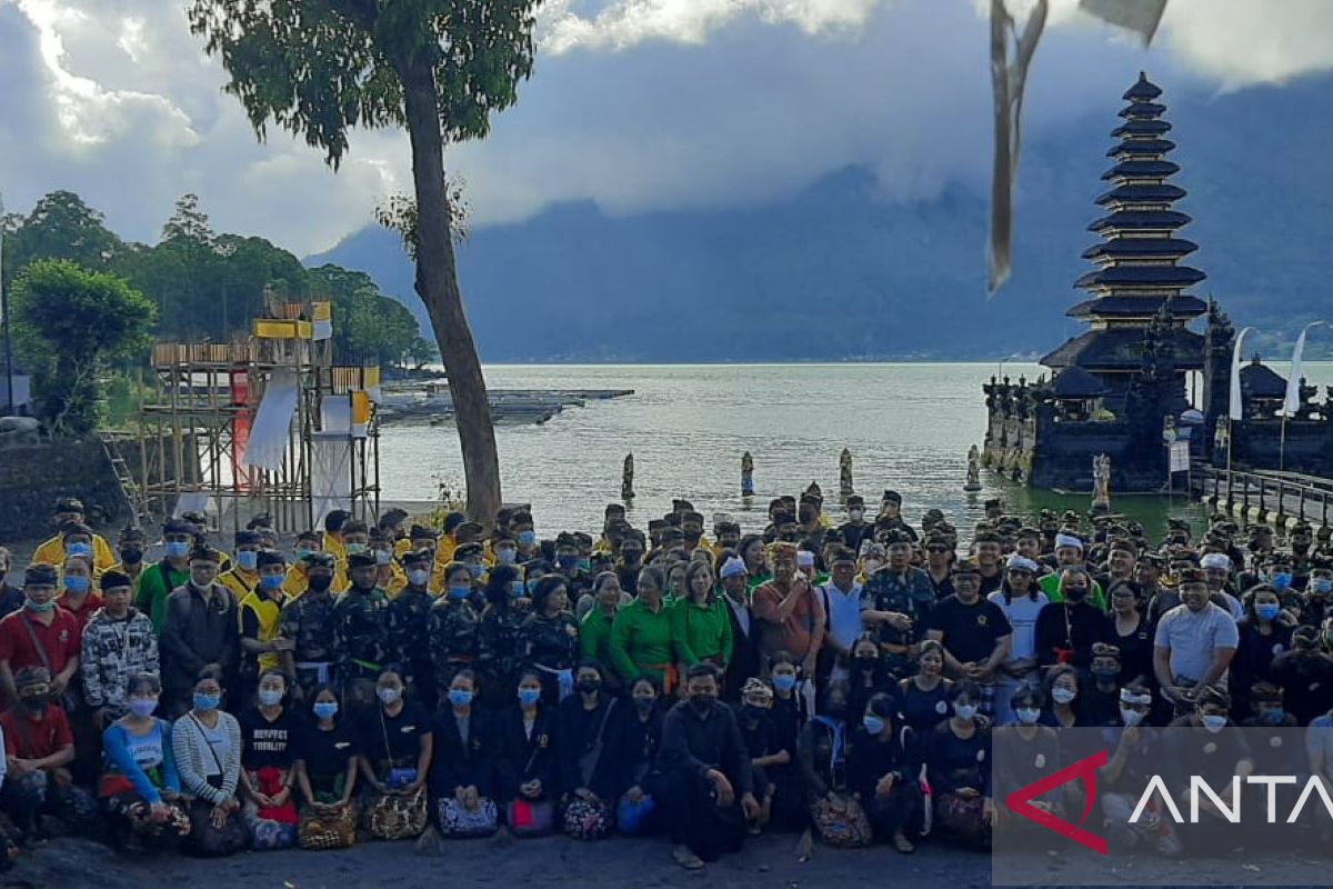 Yayasan Puri Kauhan Ubud bersihkan sampah area Danau Batur jelang G20