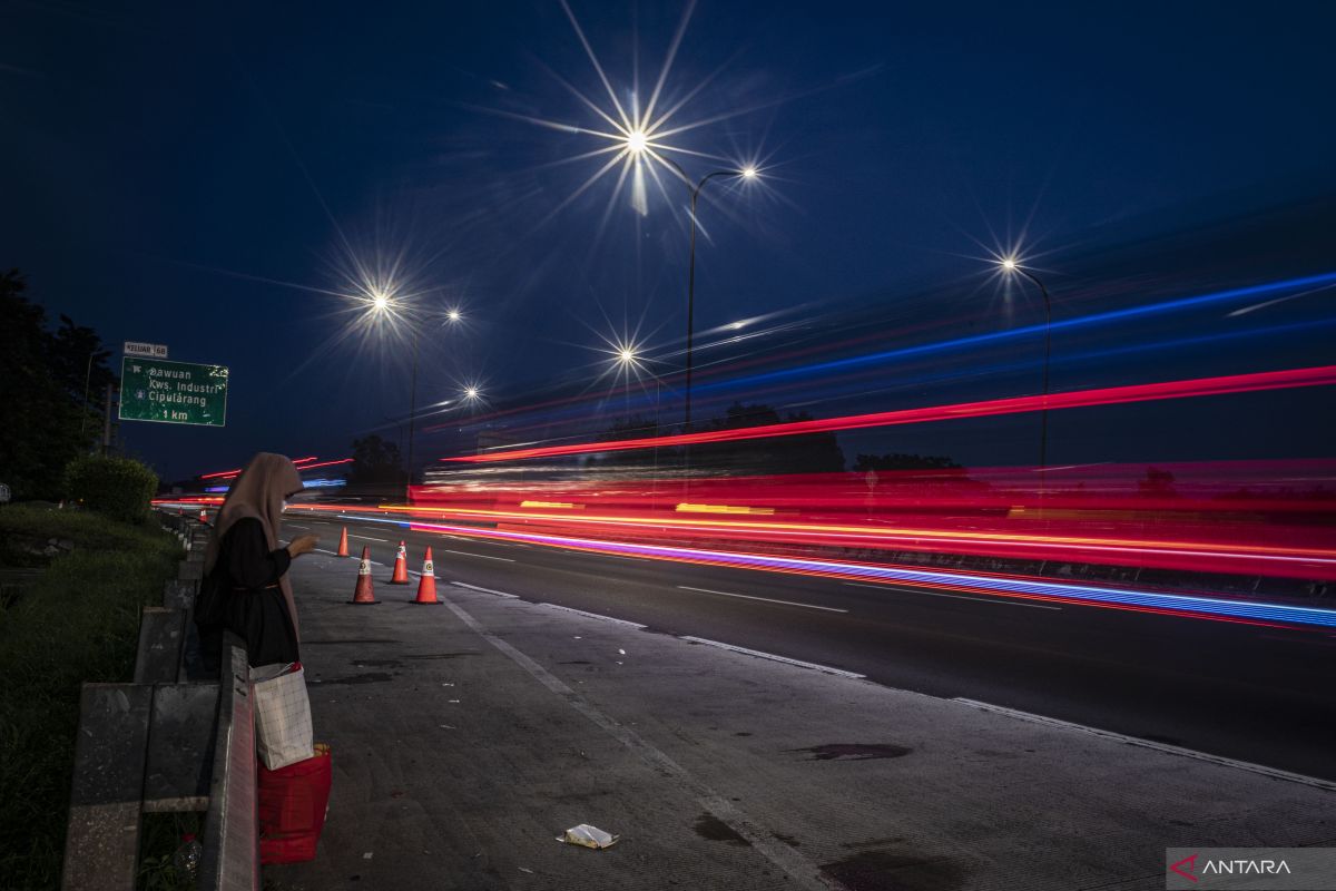 Kemarin, pemudik tunda balik hingga "one way" Tol Semarang-Japek