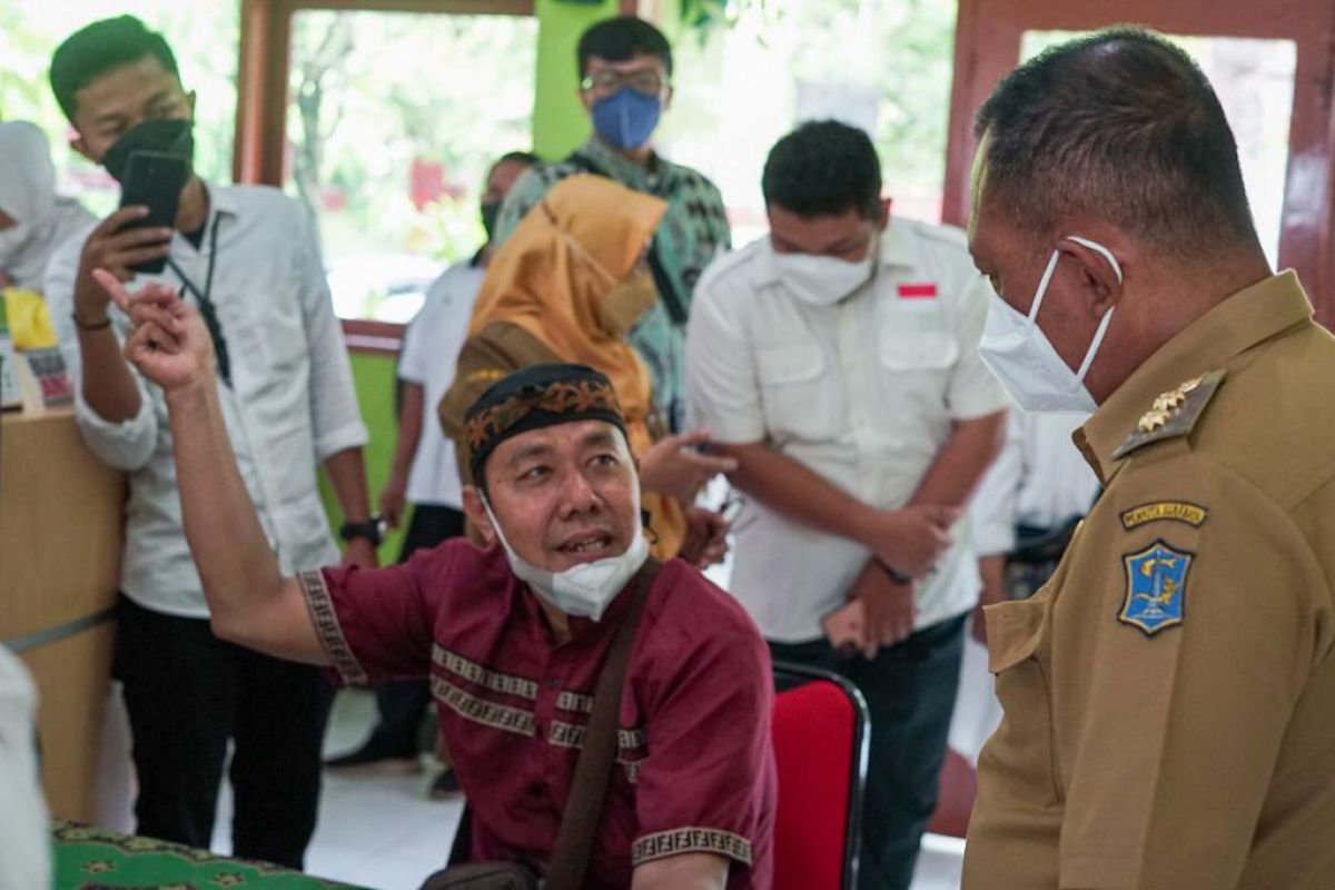 Hari pertama kerja, Wawali Armuji inspeksi pelayanan publik di Kelurahan Ngagelrejo