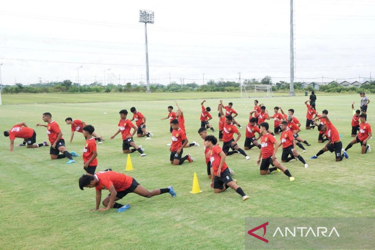 Latihan perdana Persebaya Surabaya diikuti 32 pemain