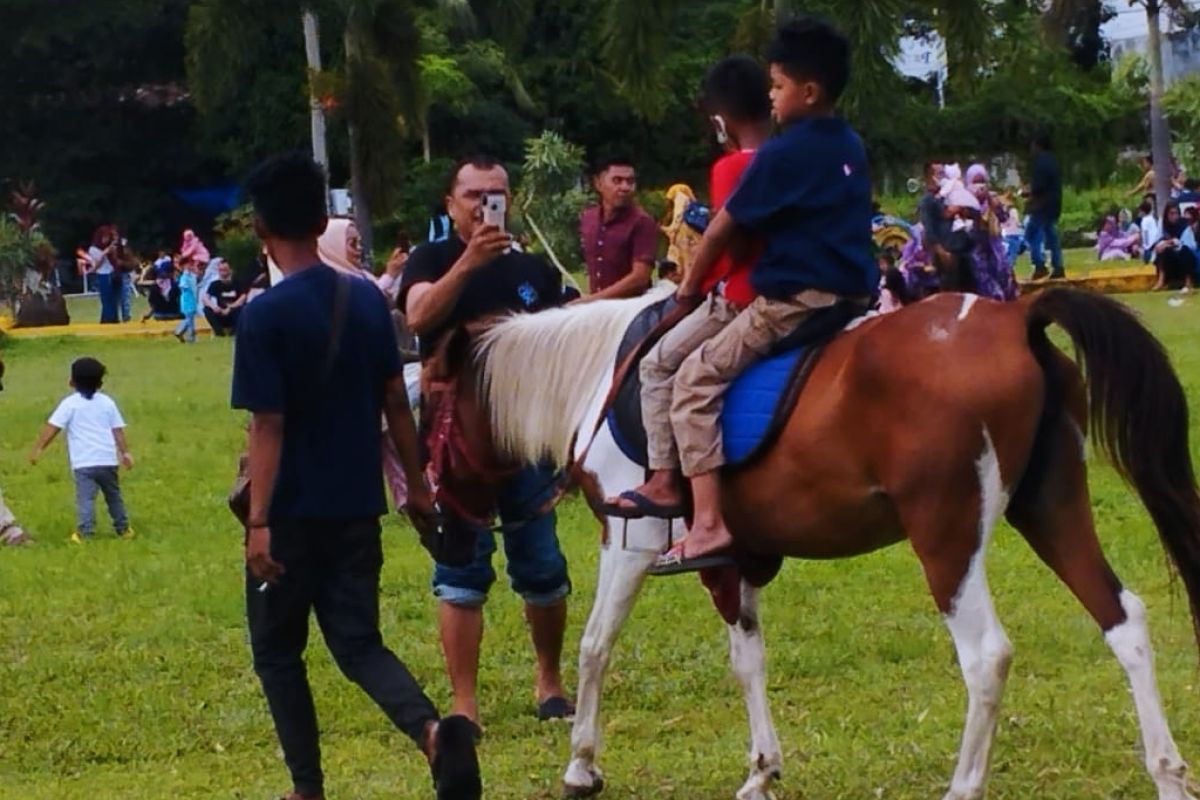 Minat wisatawan naik kuda di Istana Maimun Medan cukup tinggi