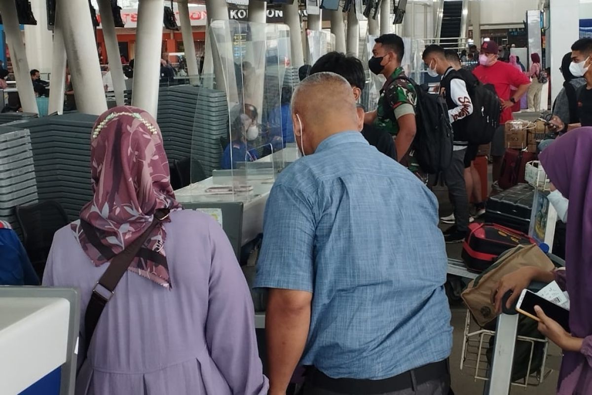 Penumpang arus balik di Bandara Kualanamu membludak