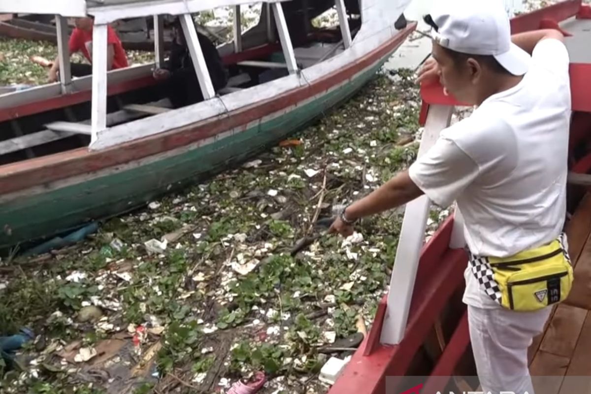 Danau Cirata dipenuhi sampah usai libur Lebaran 2022