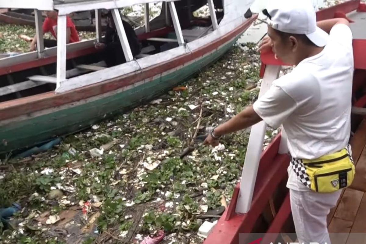 Danau Cirata dipenuhi sampah usai libur Lebaran