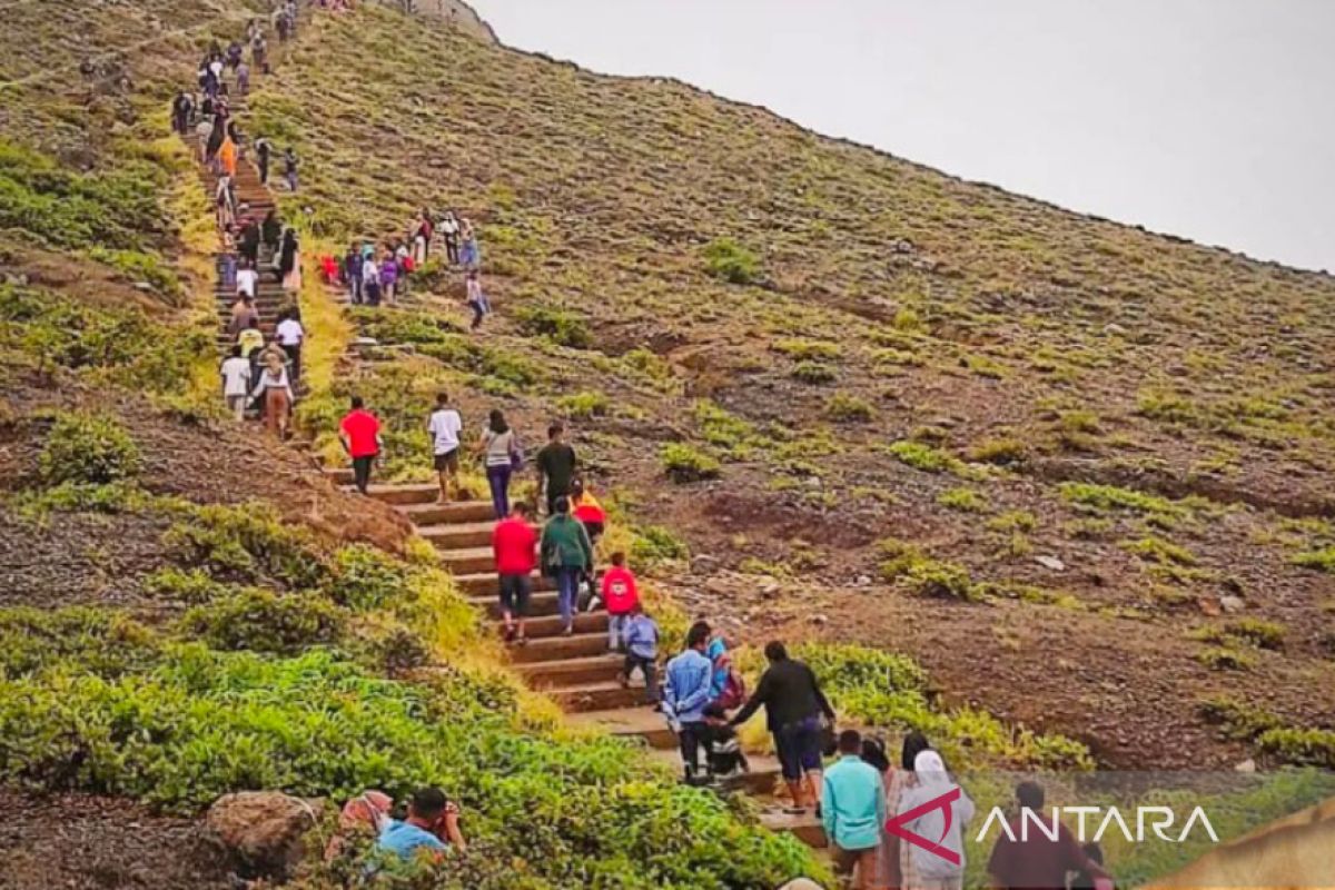 Belasan ribu wisatawan ke Danau kelimutu selama libur Lebaran