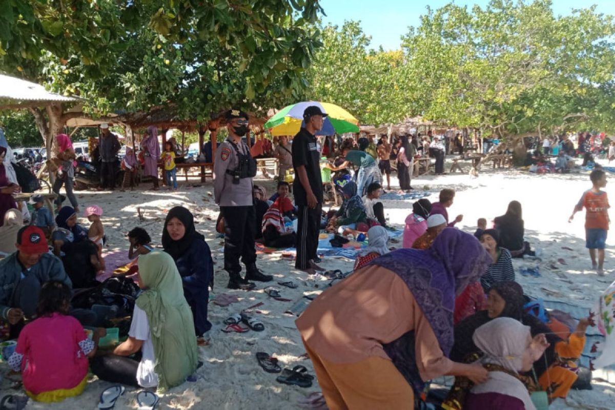 Lebaran Topat, ribuan warga "menyemut" di Pantai KEK Mandalika