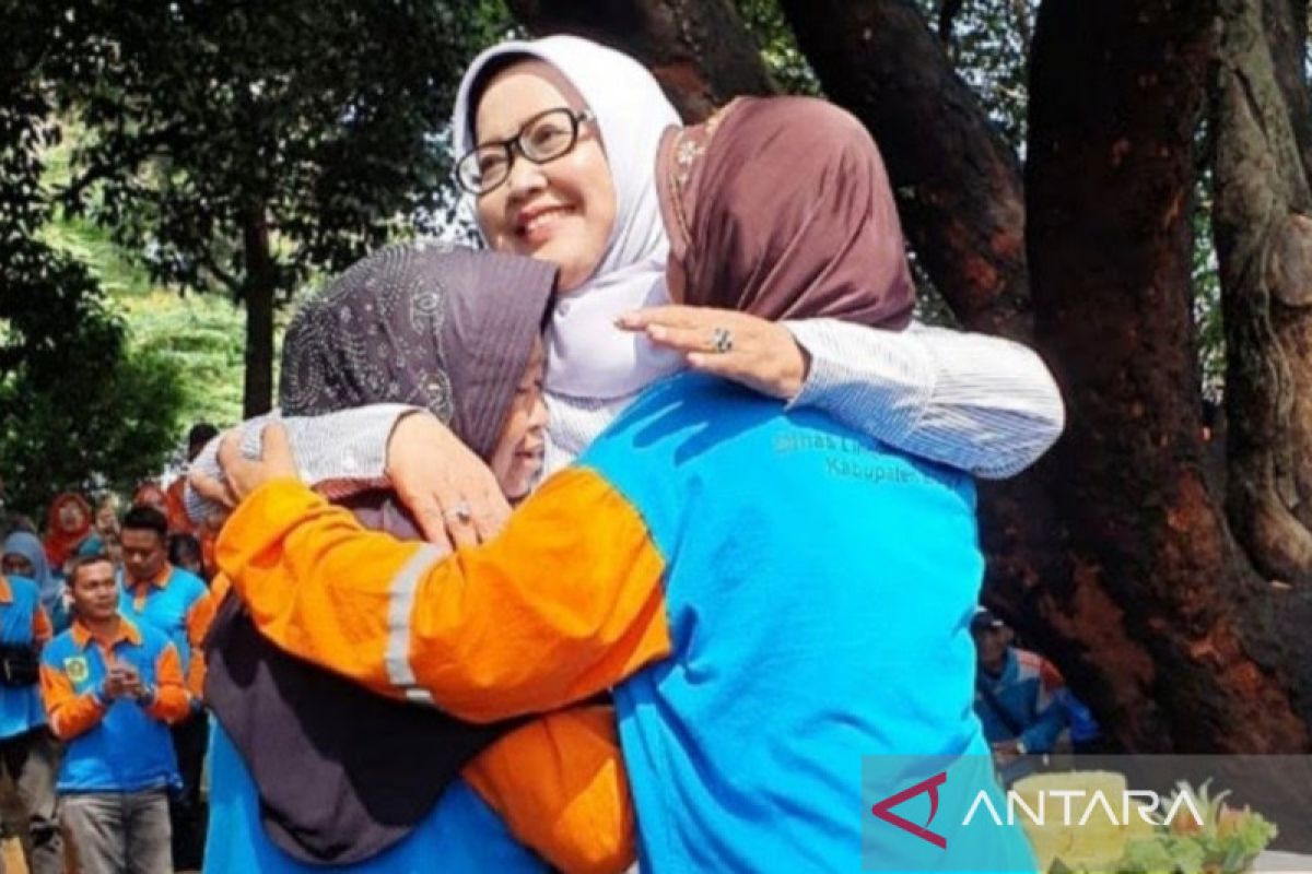 Petugas kebersihan di Bogor kehilangan sosok Ade Yasin saat momen halal bihalal