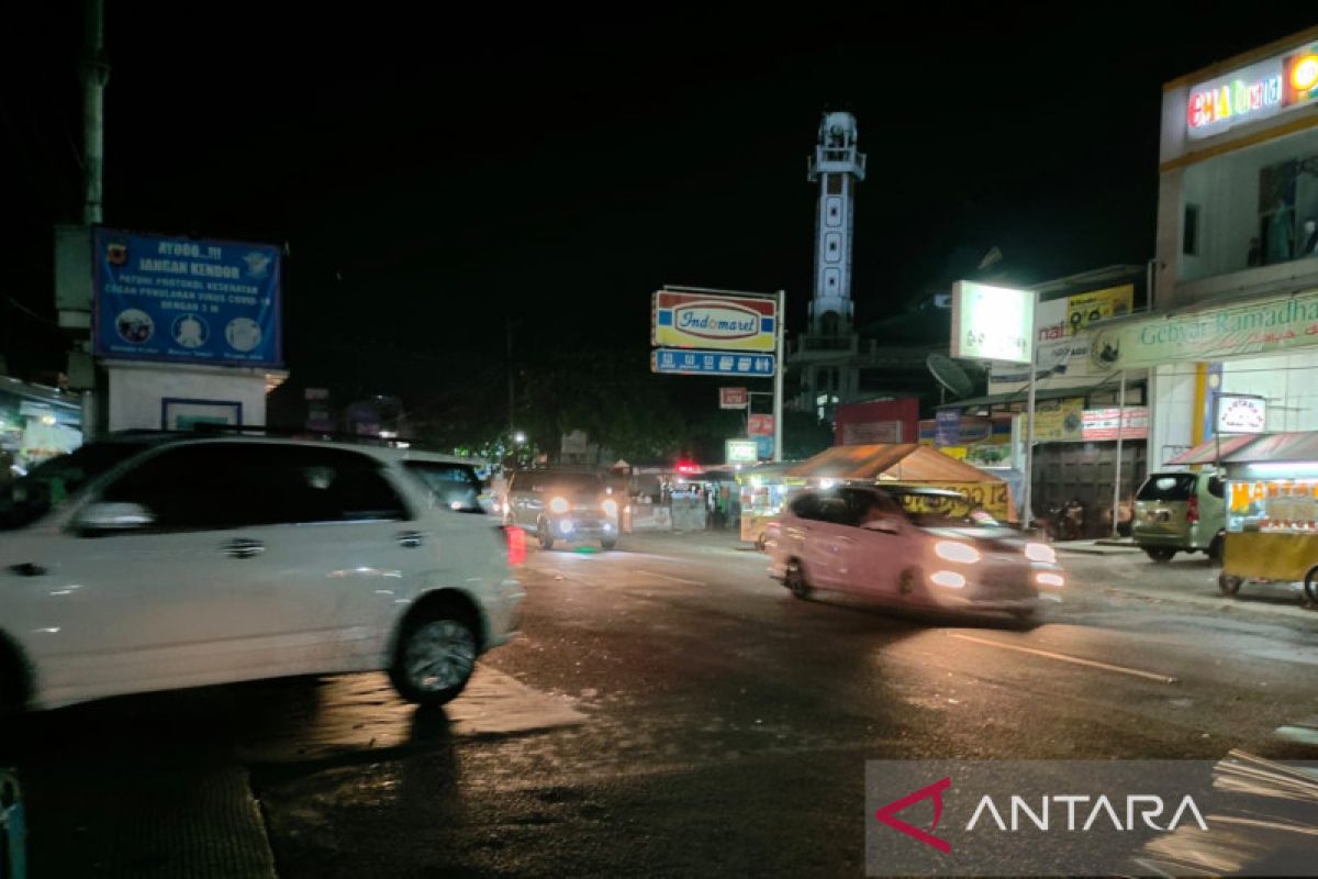 Kendaraan pemudik masih terlihat melintas di jalur utama Cianjur