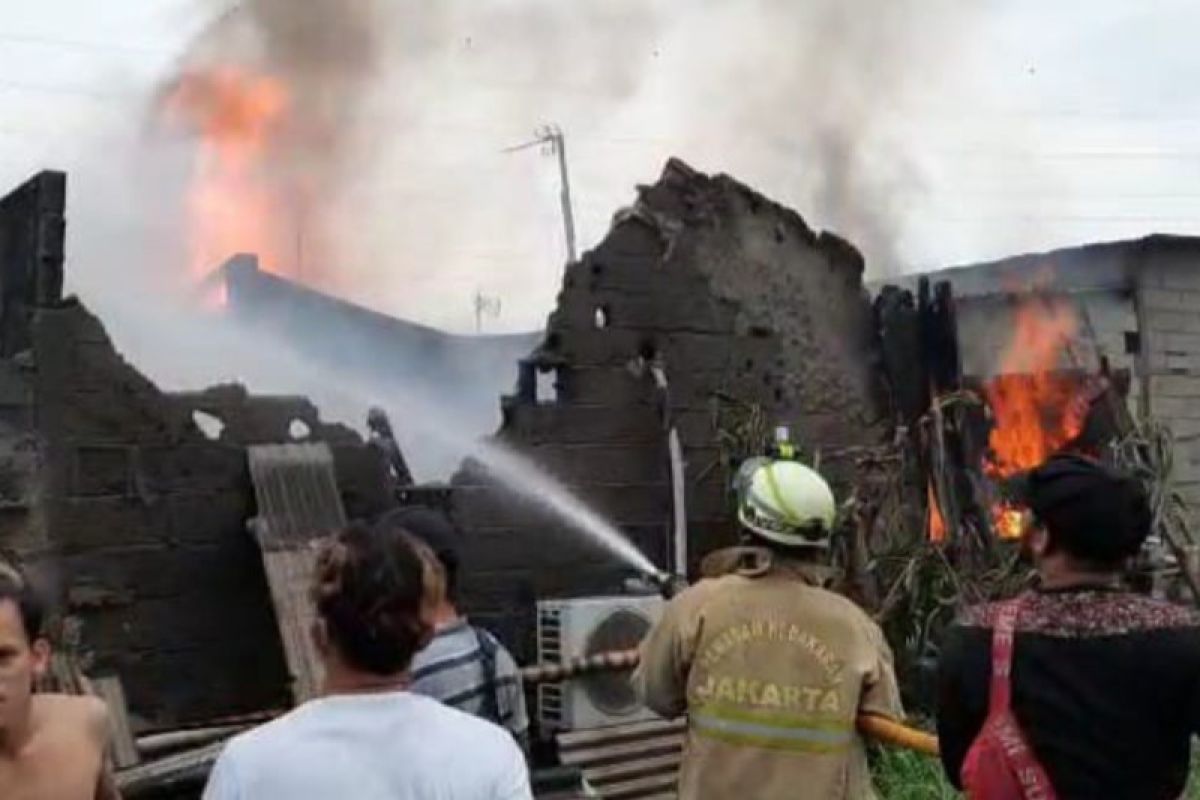 Ditinggal silaturahmi, rumah warga Cakung terbakar