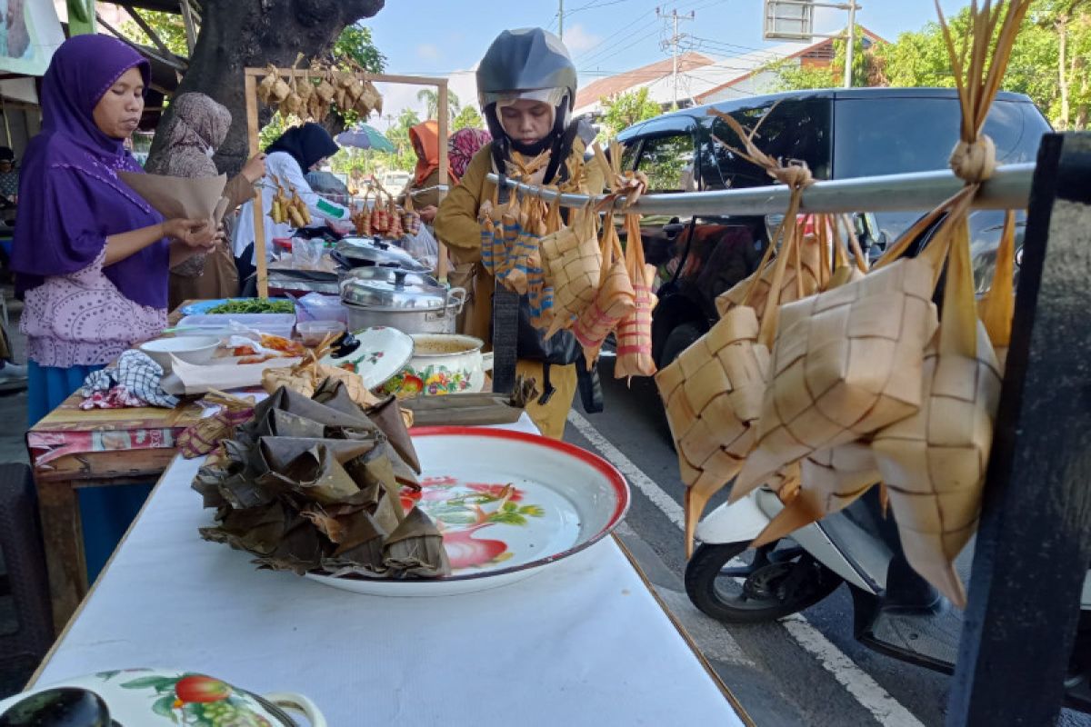 Pedagang musiman "topat bantal" menjamur di Jalan Airlangga Mataram