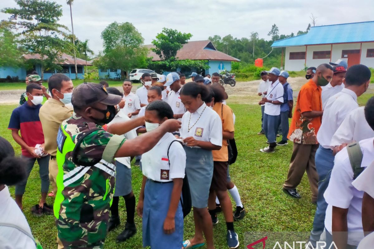 TNI-Polri di Biak sosialisasikan penggunaan masker pada kalangan pelajar