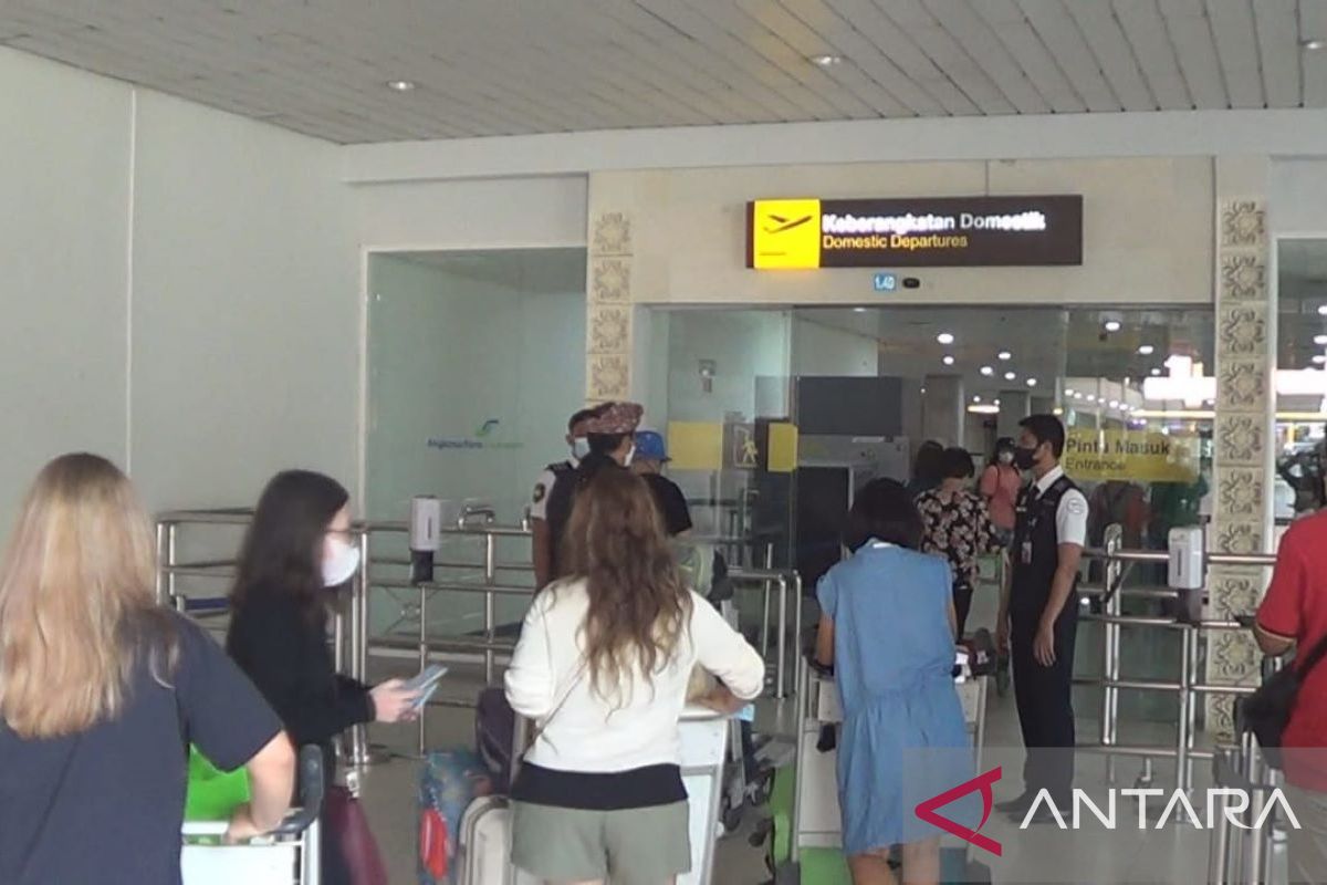 Minggu, puncak arus balik di Bandara Ngurah Rai Bali