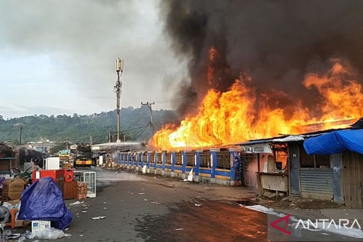 Ratusan kios Pasar Wosi Manokwari terbakar pada Senin dini hari