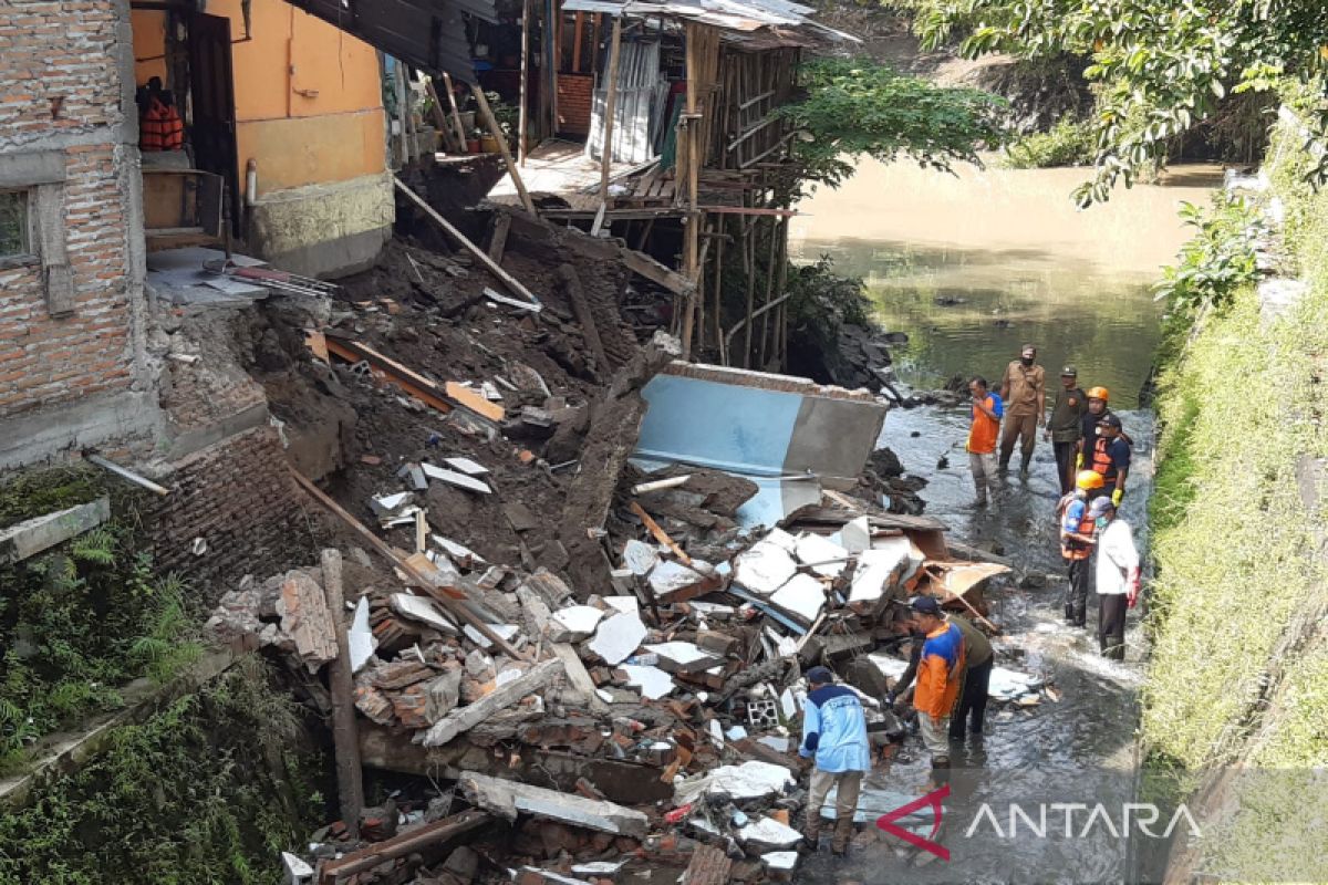 Satu rumah di Solo ambruk akibat hujan deras