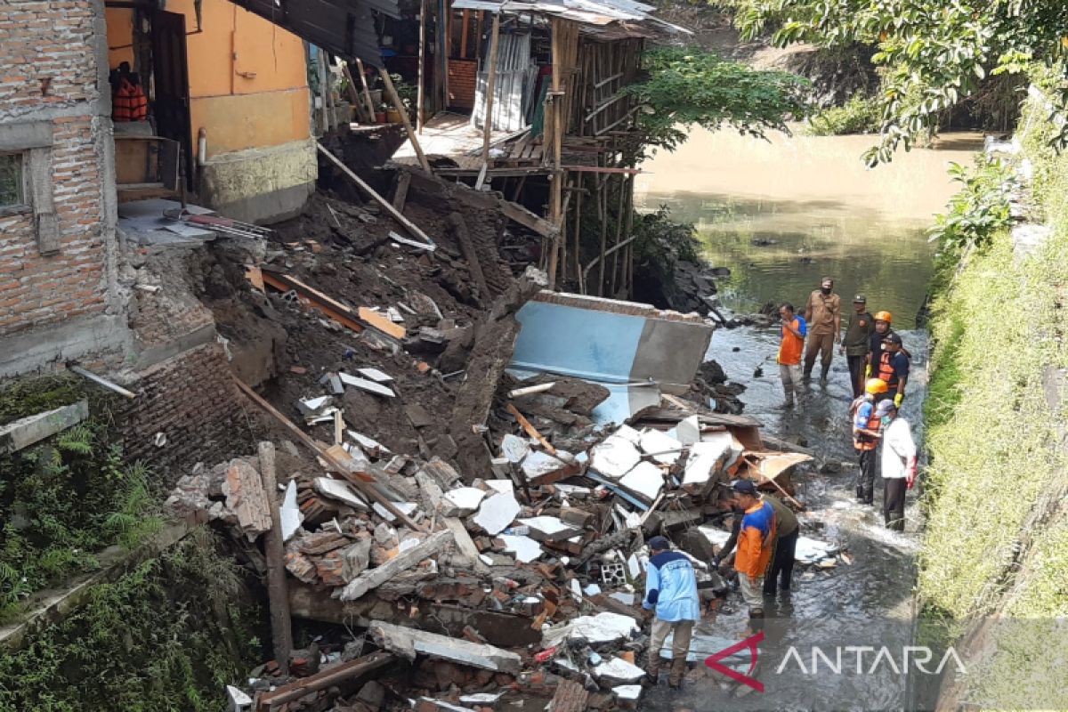 Satu rumah di Solo ambrol diguyur hujan lebat