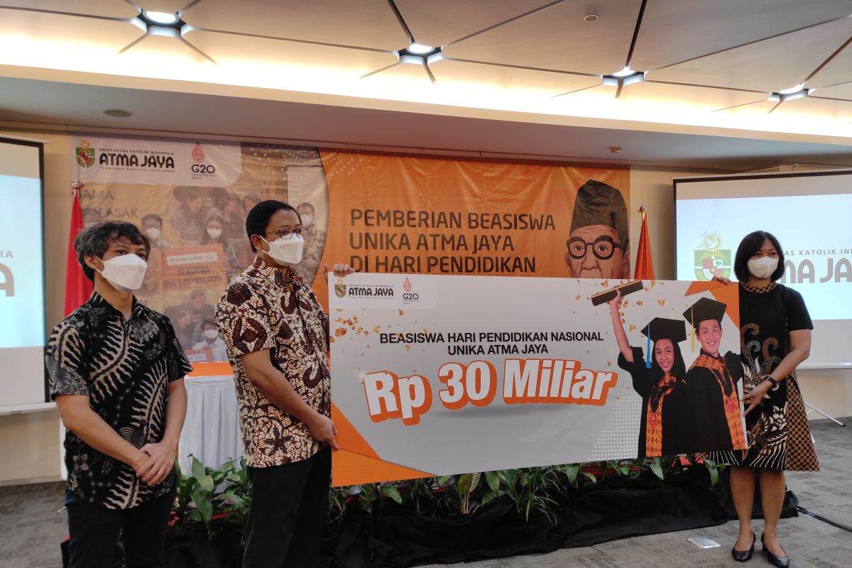 Peringati Hardiknas, Unika Atma Jaya salurkan beasiswa Rp30 miliar