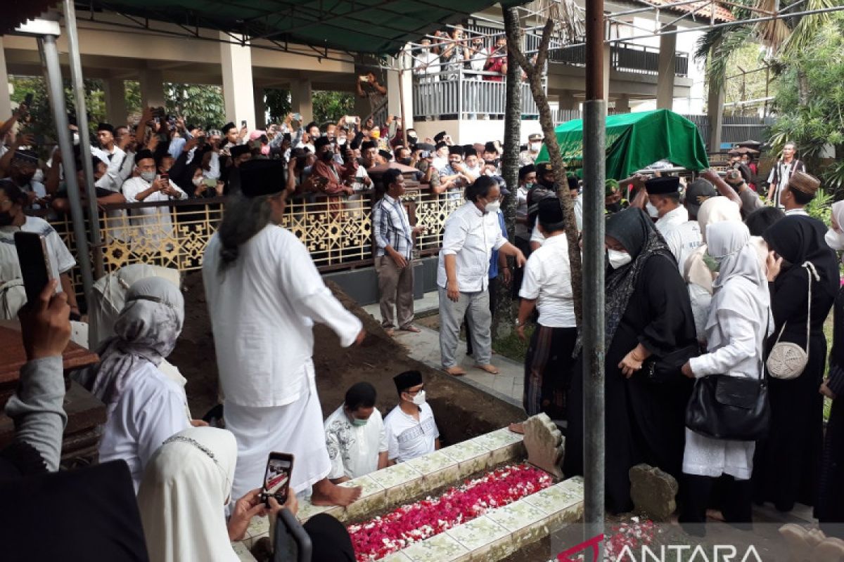 Jenazah Lily Wahid dimakamkan di area Ponpes Tebuireng-Jombang