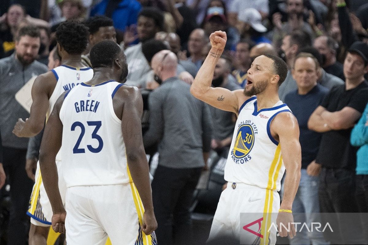 Kuarter keempat gemilang Warriors saat bekuk Grizzlies di mata Curry