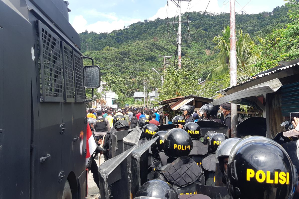TNI dan Polri membubarkan demonstrasi tolak DOB di Kota Jayapura