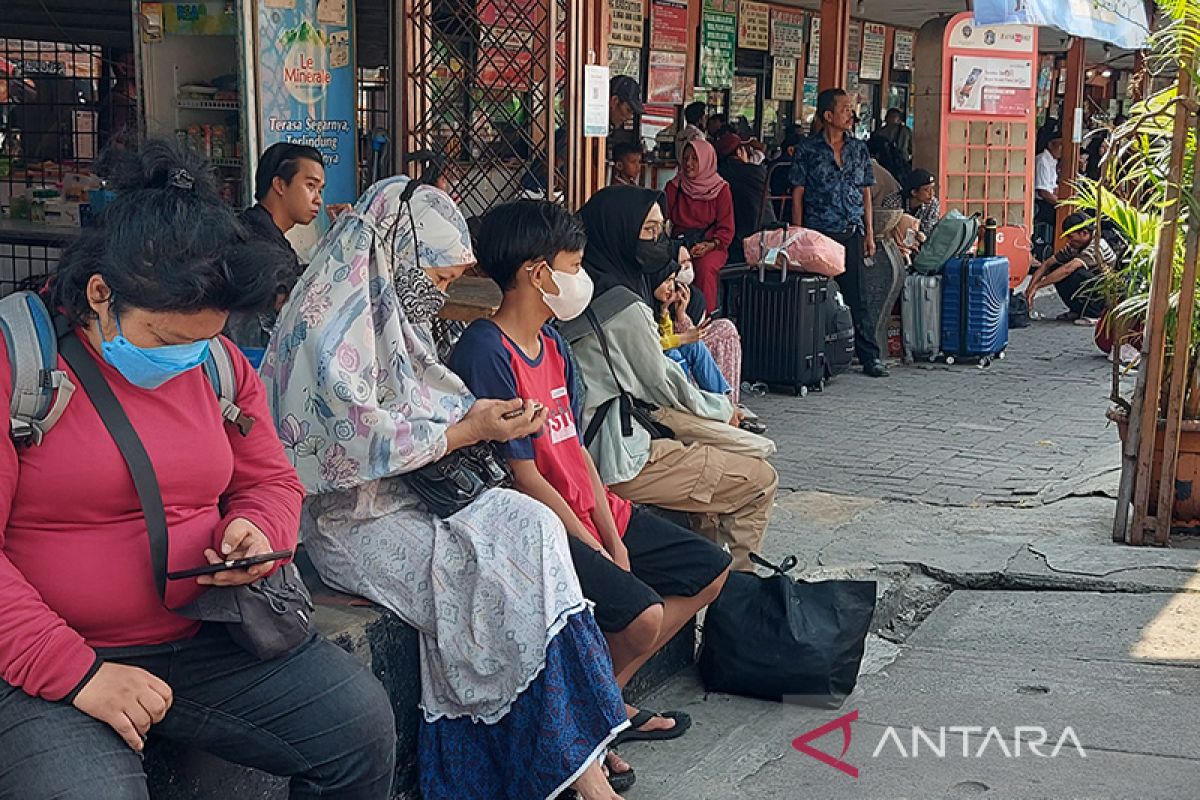 Warga diingatkan bebas masker belum berlaku di Terminal Kalideres