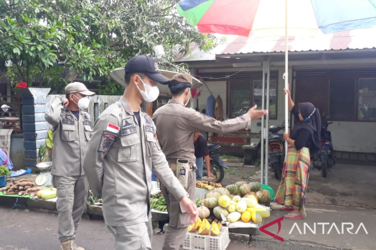 Satpol-PP Balangan mulai tertibkan PKL dan spanduk liar