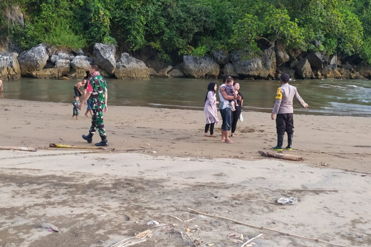 Dua remaja terseret ombak Pantai Konang Trenggalek, seorang belum ditemukan