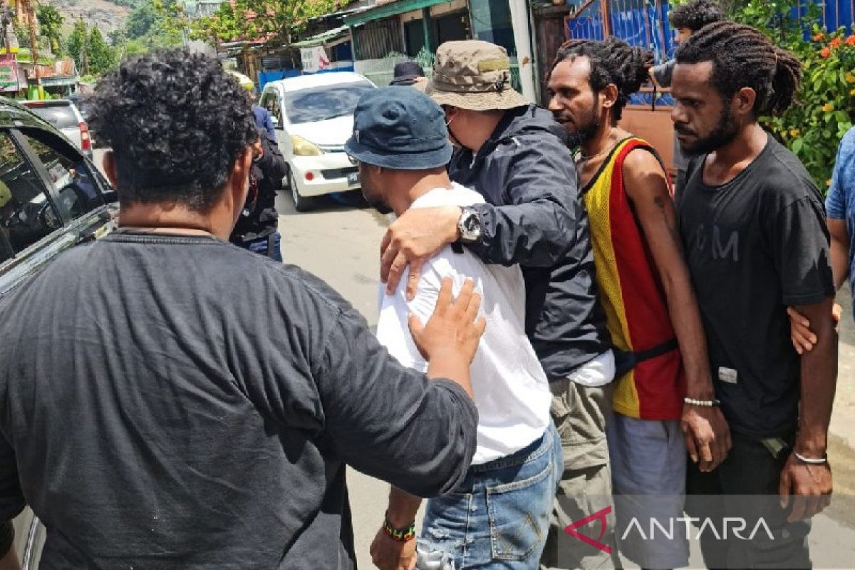 Flash - Jubir Petisi Rakyat Papua Jefry Wenda ditangkap di Jayapura