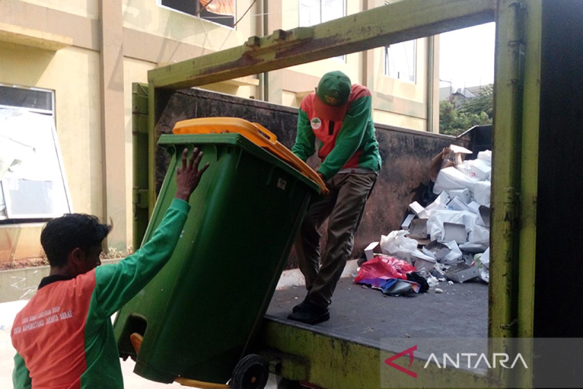 Pemkot Jakbar bersihkan tumpukan sampah di lapangan Kalideres