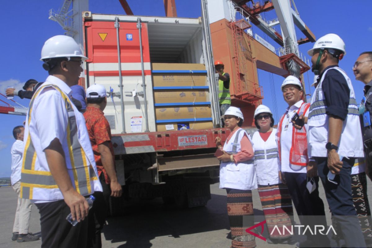 300 ton minyak goreng curah tiba di Kupang