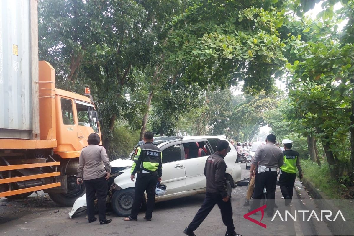 Minibus tabrak kontainer di Palembang