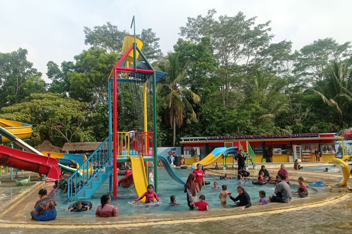 Obyek wisata permainan air di Kabupaten Lebak masih dipadati wisatawan