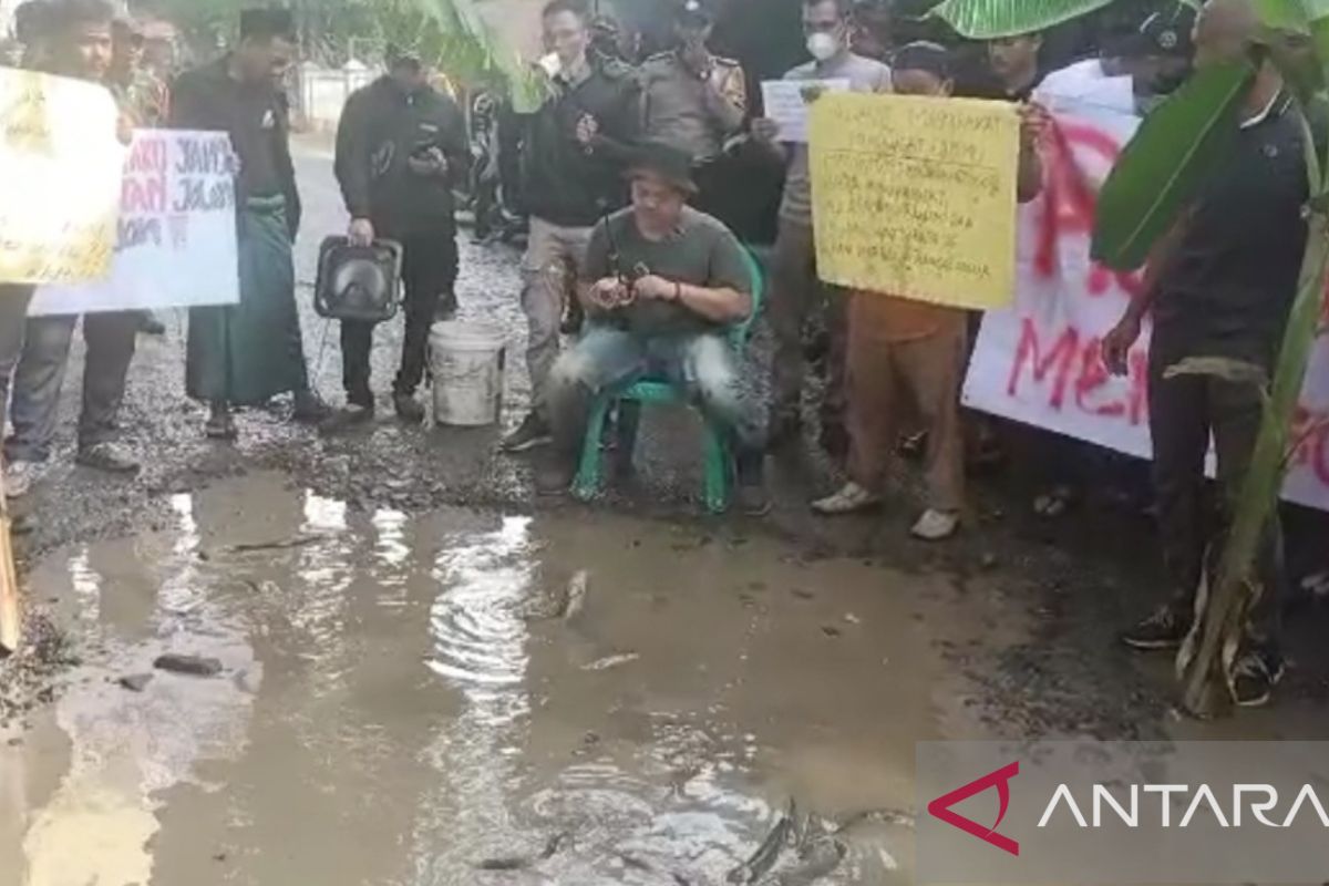 Warga Bogor gelar aksi "mancing ikan" di jalan rusak