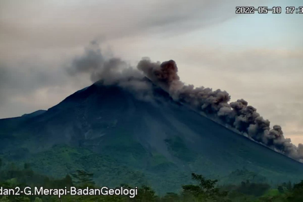 Merapi luncurkan awan panas guguran sejauh 1.800 meter