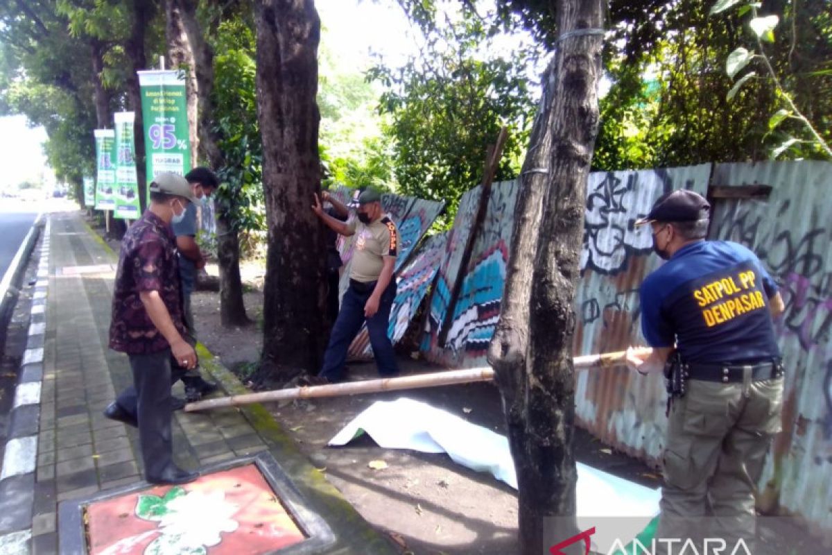 Satpol PP Denpasar tertibkan spanduk kadaluwarsa