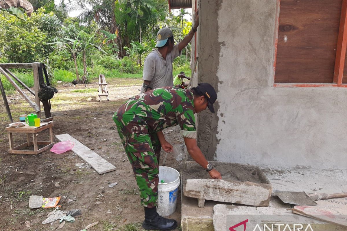 Koramil Supiori Selatan bantu warga plester rumah