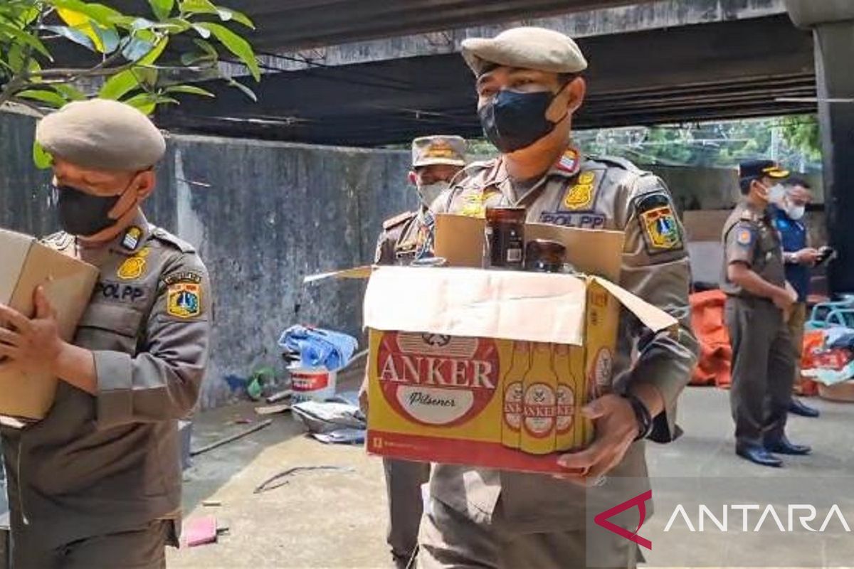 Tim gabungan sita puluhan botol miras dari warung malam