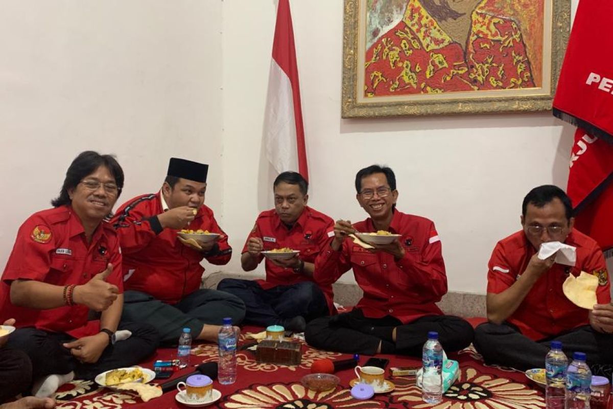 PDIP Surabaya memberdayakan pelaku UMKM buat ketupat saat Lebaran