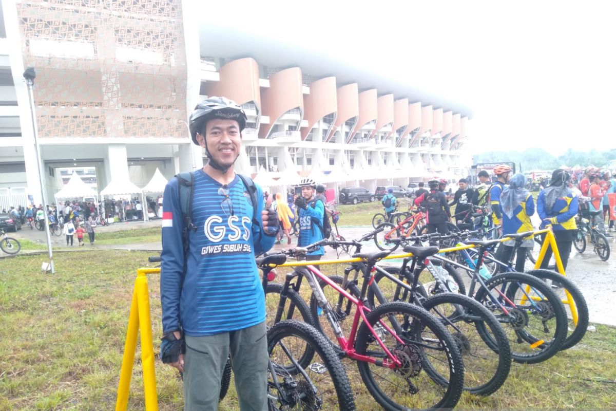 Antusias warga mengikuti gowes sepeda dalam peresmian Banten International Stadium