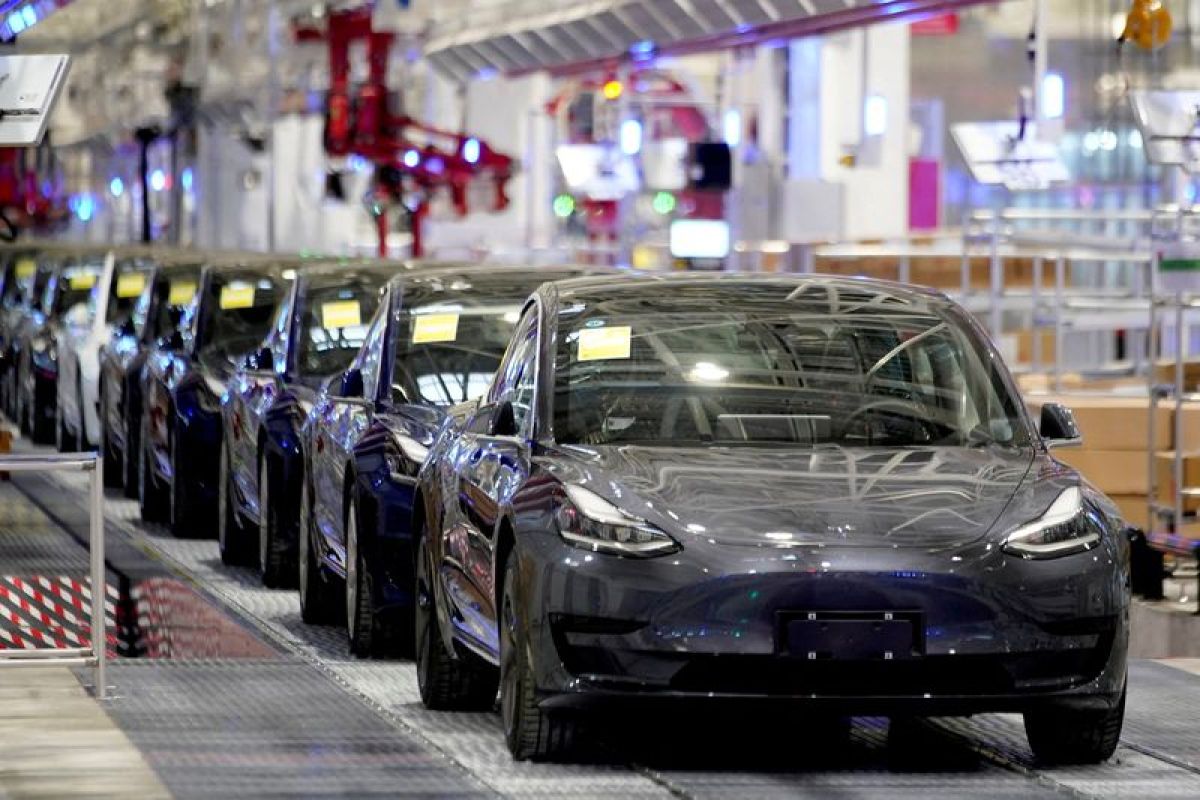 Tesla hentikan produksi di Shanghai karena masalah pasokan