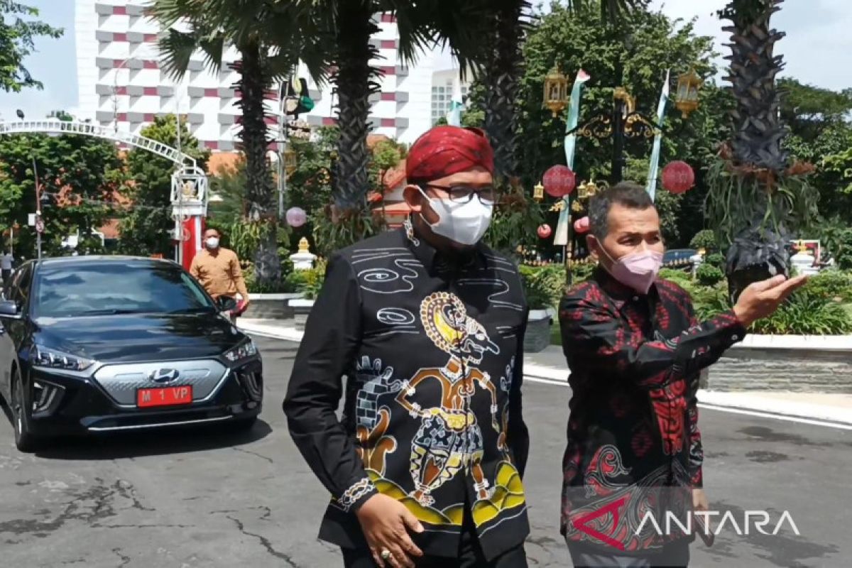 Bupati Sumenep gunakan mobil listrik sebagai kendaraan dinas