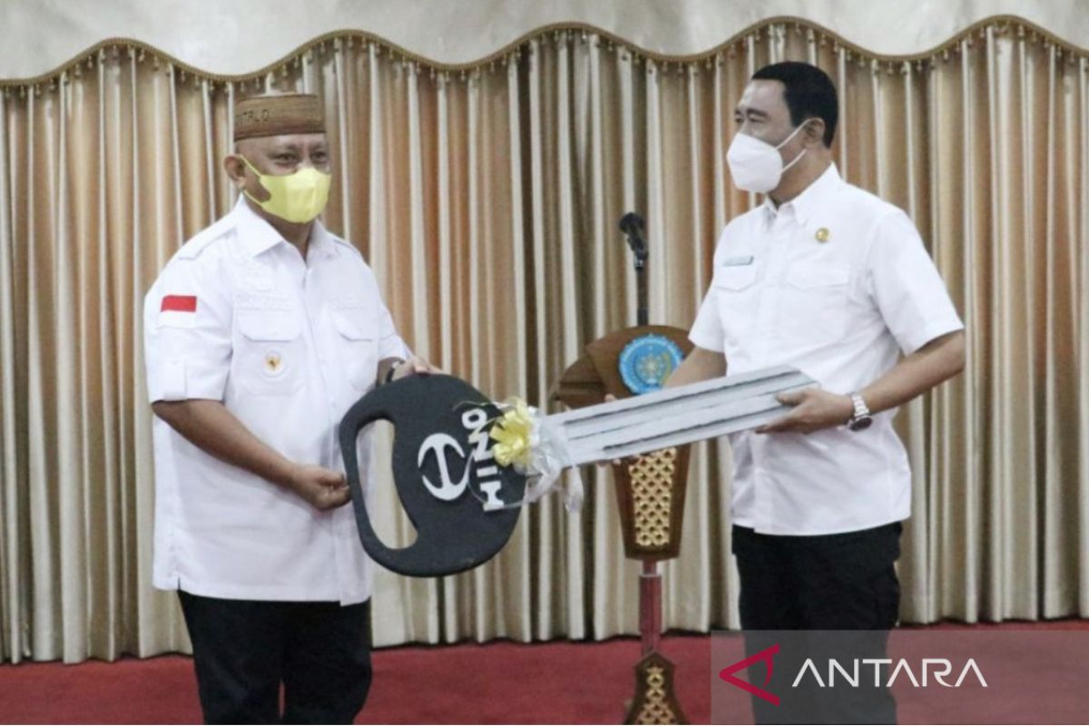 Gubernur Gorontalo serahkan bantuan mobil untuk IPDN