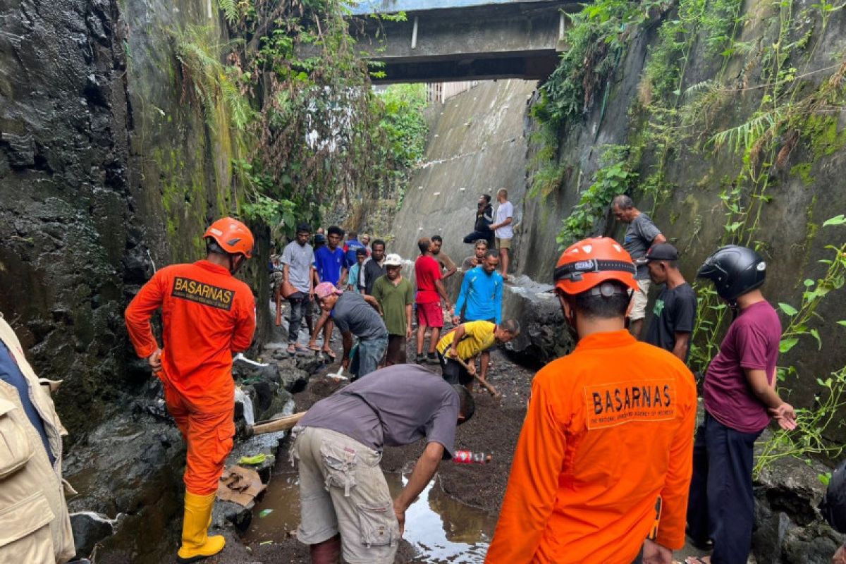 Basarnas bersama masyarakat Ternate cari bocah hilang terseret banjir, begini penjelasannya