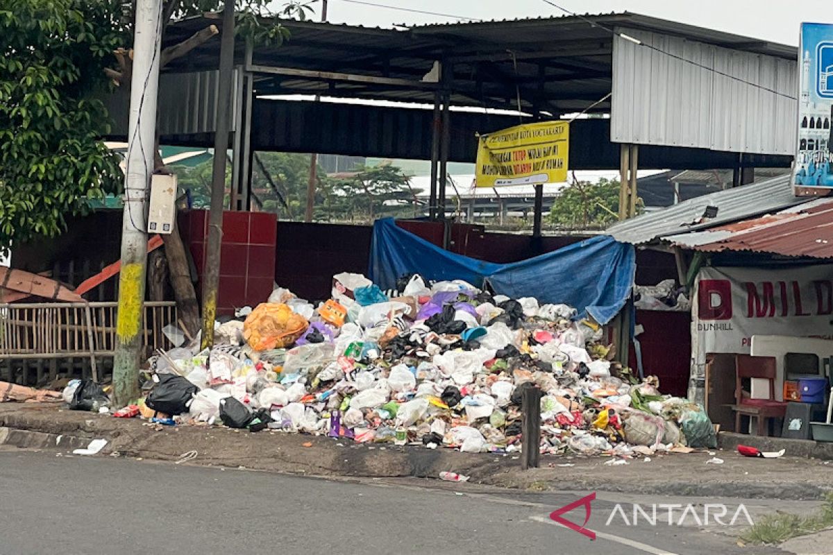Yogyakarta semprot luberan sampah di TPS dan depo dengan disinfektan