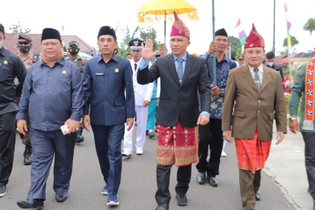 Bupati Lampung Barat hadiri pelantikan "peratin"