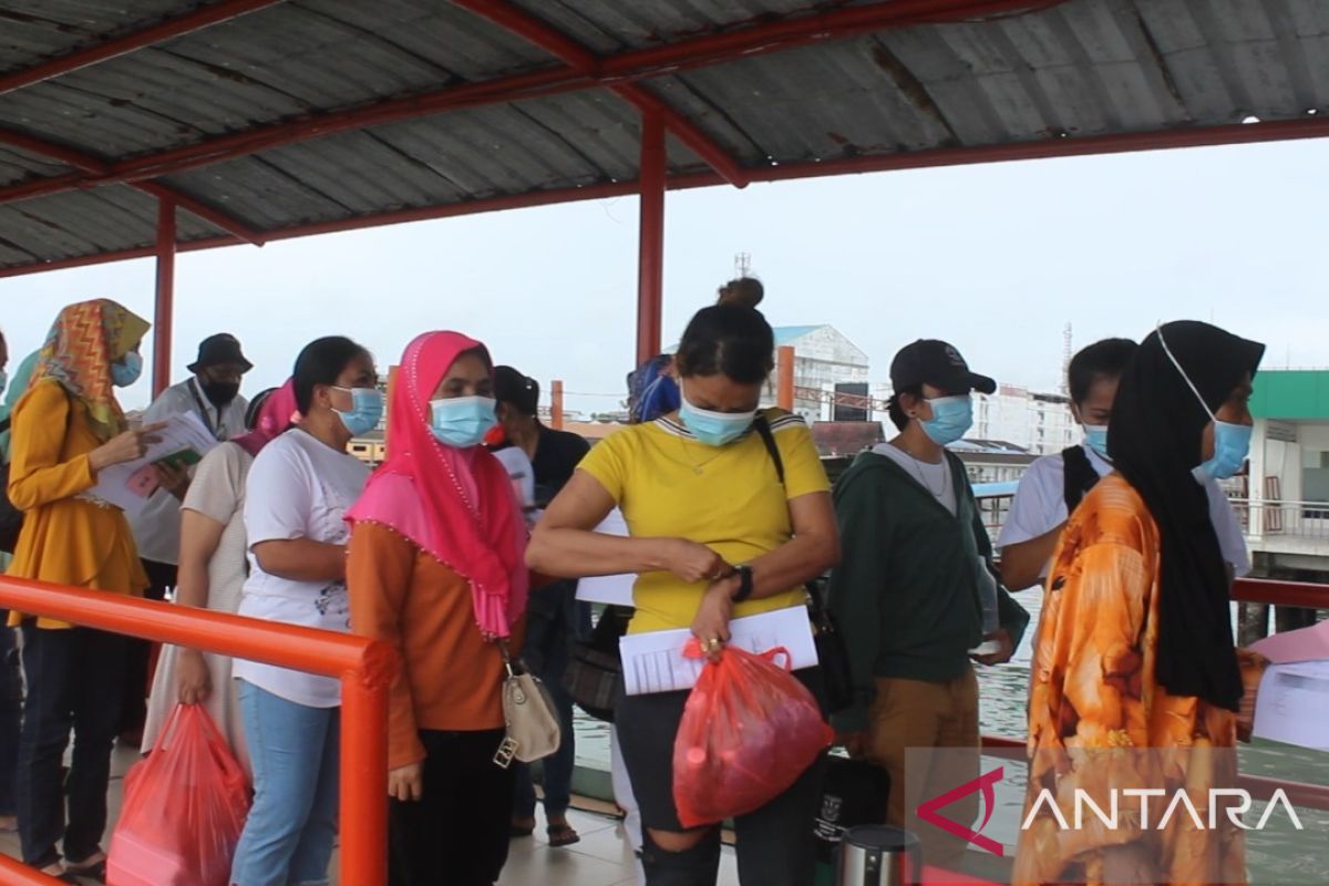 140 orang pekerja Indonesia dipulangkan melalui pelabuhan Tanjungpinang