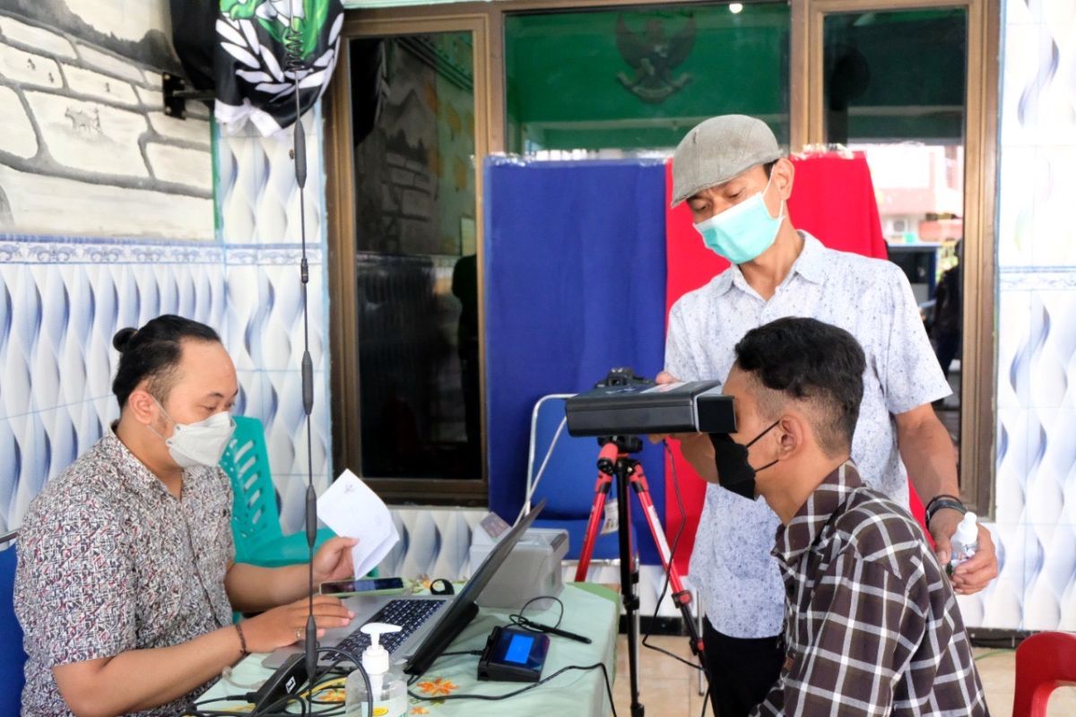 Pemkot Surabaya kerahkan kendaraan roda tiga layani perekaman KTP-el di perkampungan