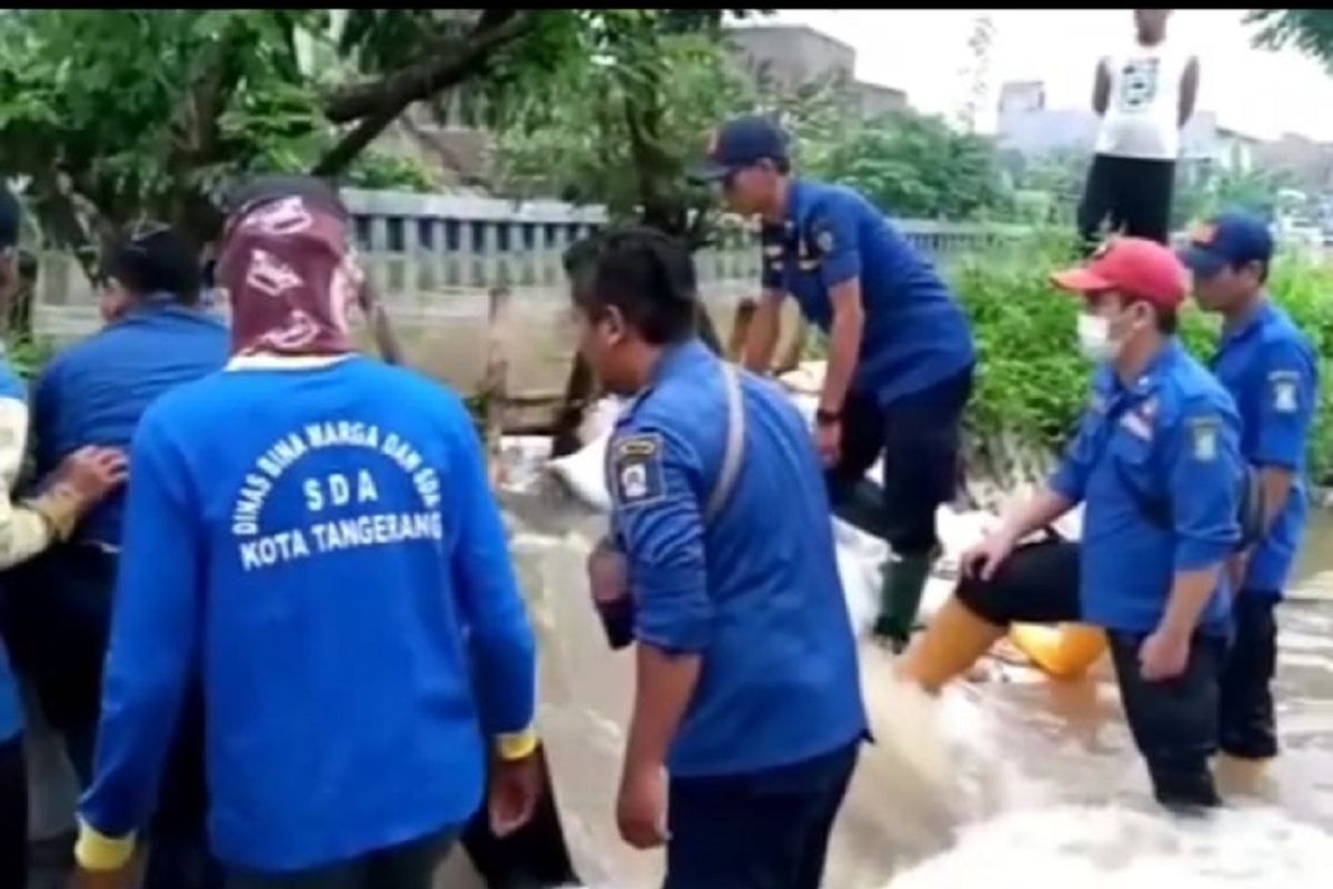 dua turap di Periuk kota Tangerang jebol akibatkan banjir di pemukiman