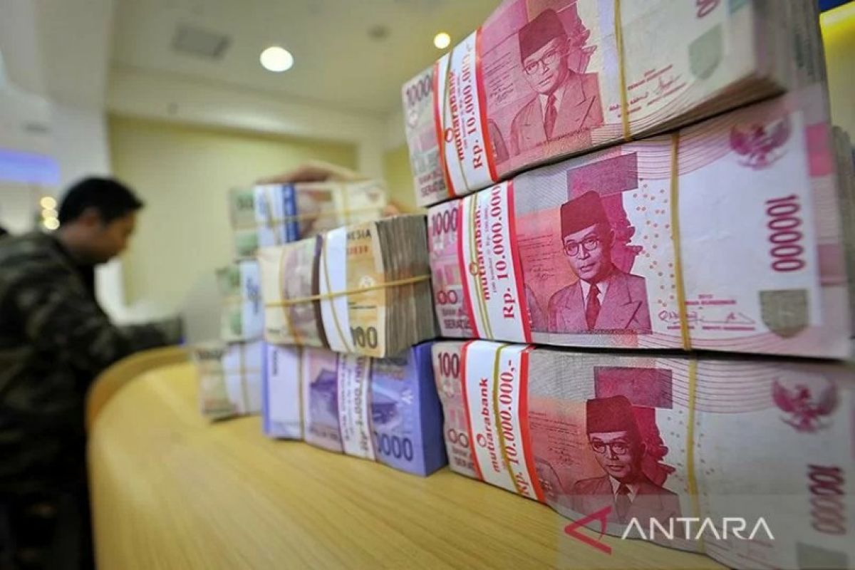 Rupiah awal pekan ditutup turun